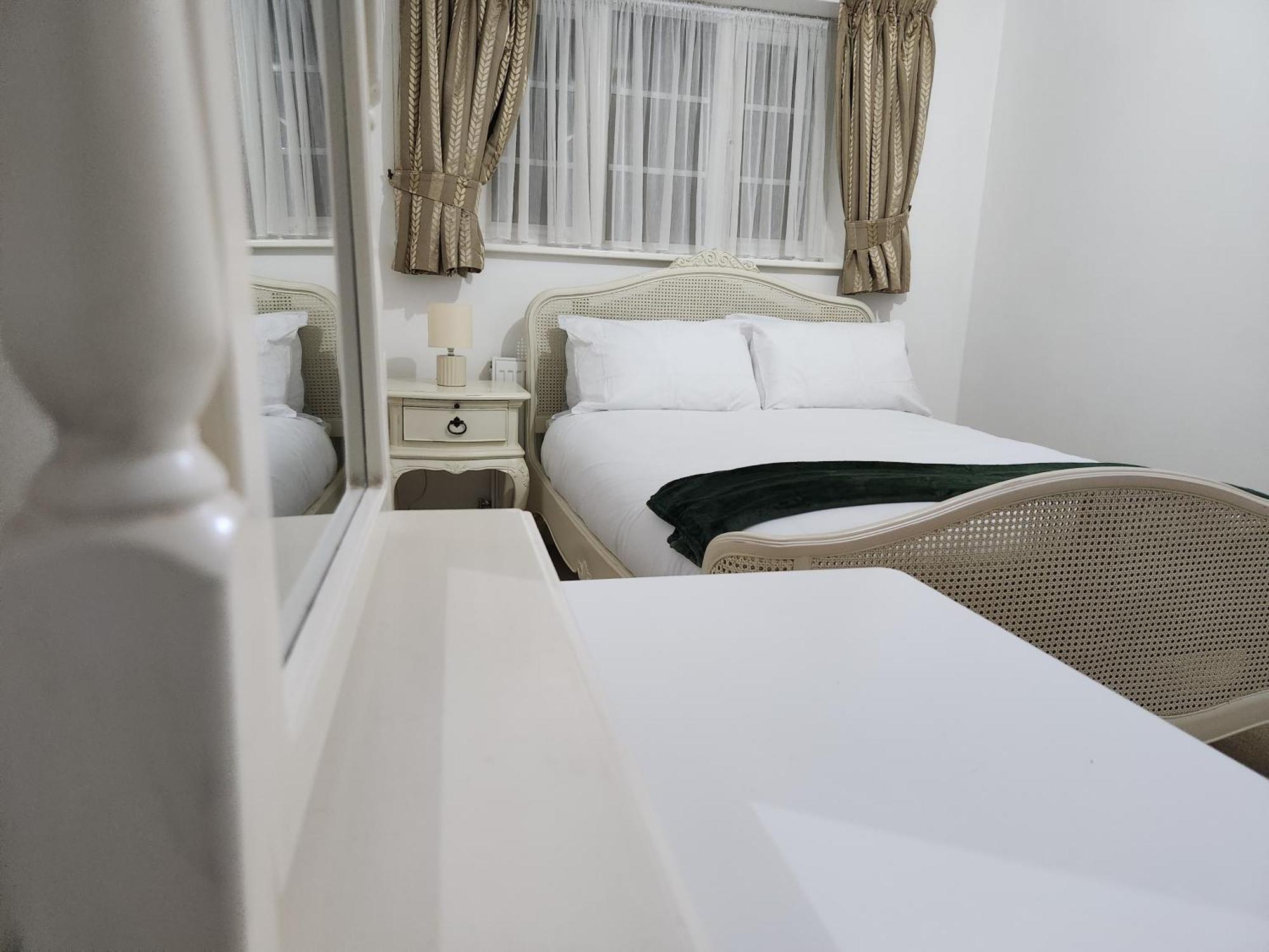 Elmdon House With 4 Spacious Bedrooms To Choose Birmingham Exterior foto