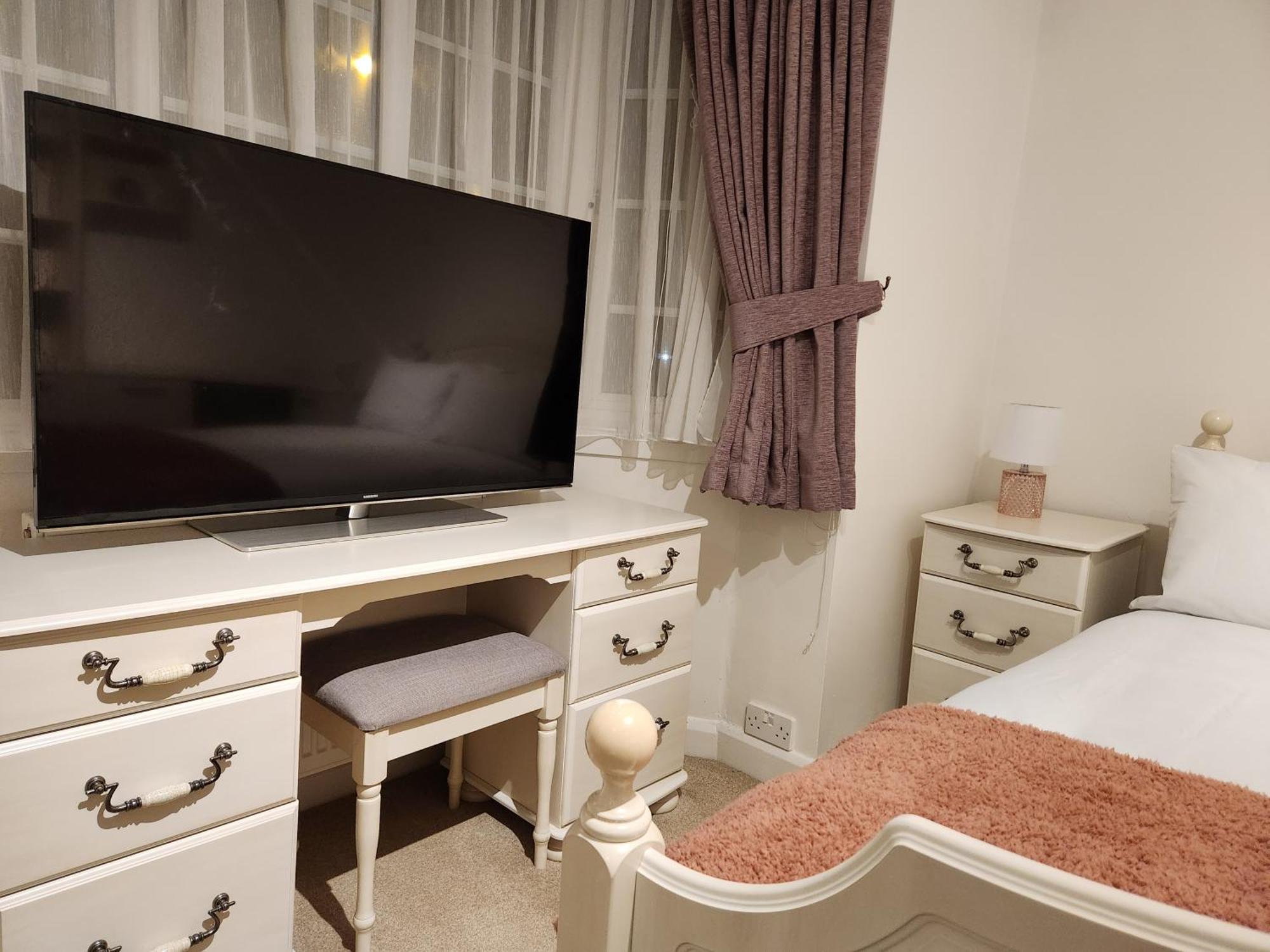 Elmdon House With 4 Spacious Bedrooms To Choose Birmingham Exterior foto